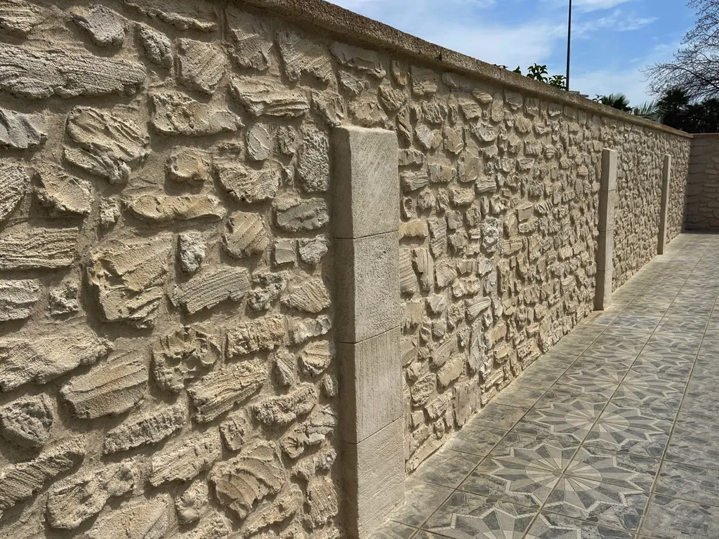 Décoration d’un porche d’entrée et d’une clôture autour d’une piscine à Rivesaltes proche de Perpignan dans les Pyrénées Orientales 