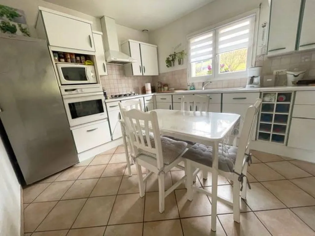 une cuisine équipée aménagée spacieuse