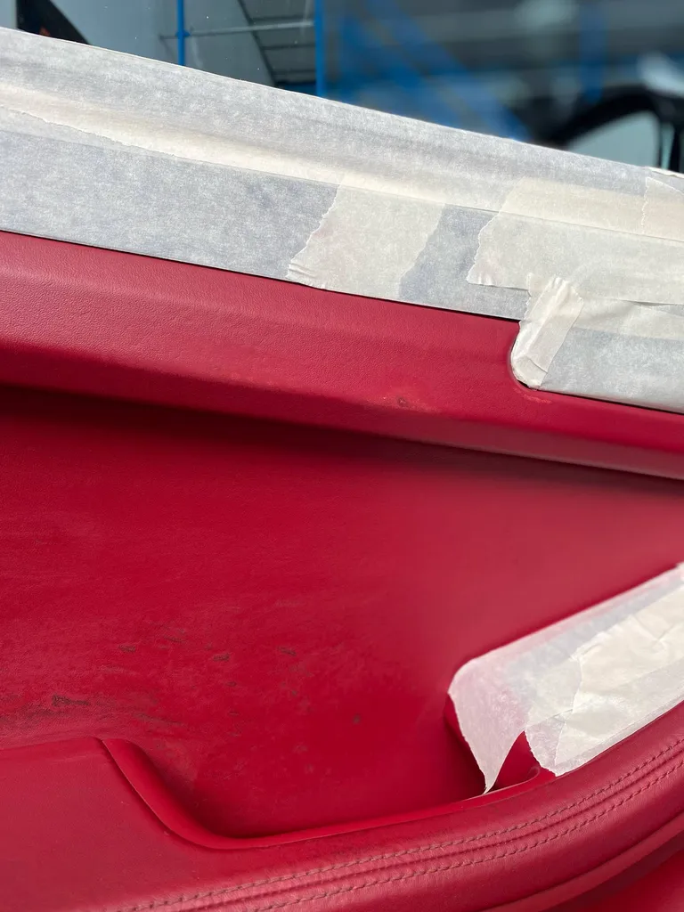 Repigmentation d'une garniture de porte d'un Porsche Macan S, proche de Le Mans