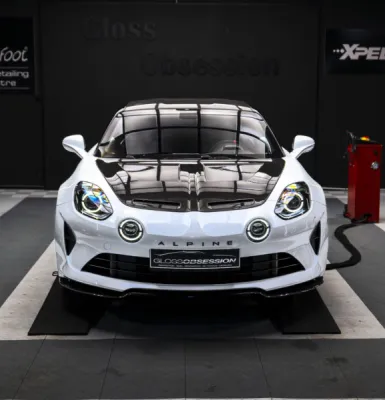 Découvrez l'Alpine A110 R protégée avec un film de protection XPEL posé par Gloss Obsession à Saint-Avé, assurant une défense totale contre les impacts de gravillons.