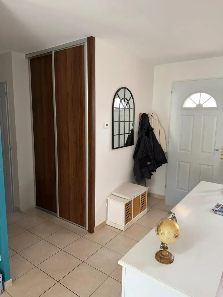 Entrée rénovée après sinistre avec remise en état des murs et des sols