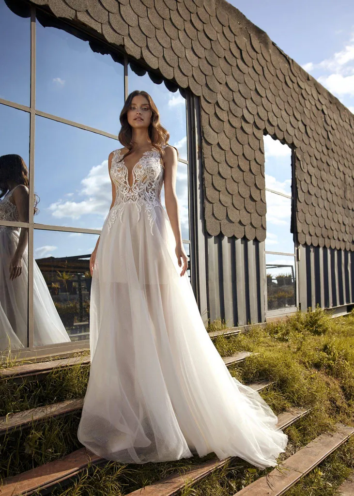 Robe de mariée fluide, bohème de la marque LIBELLE avec dentelle à AIX-EN-PROVENCE