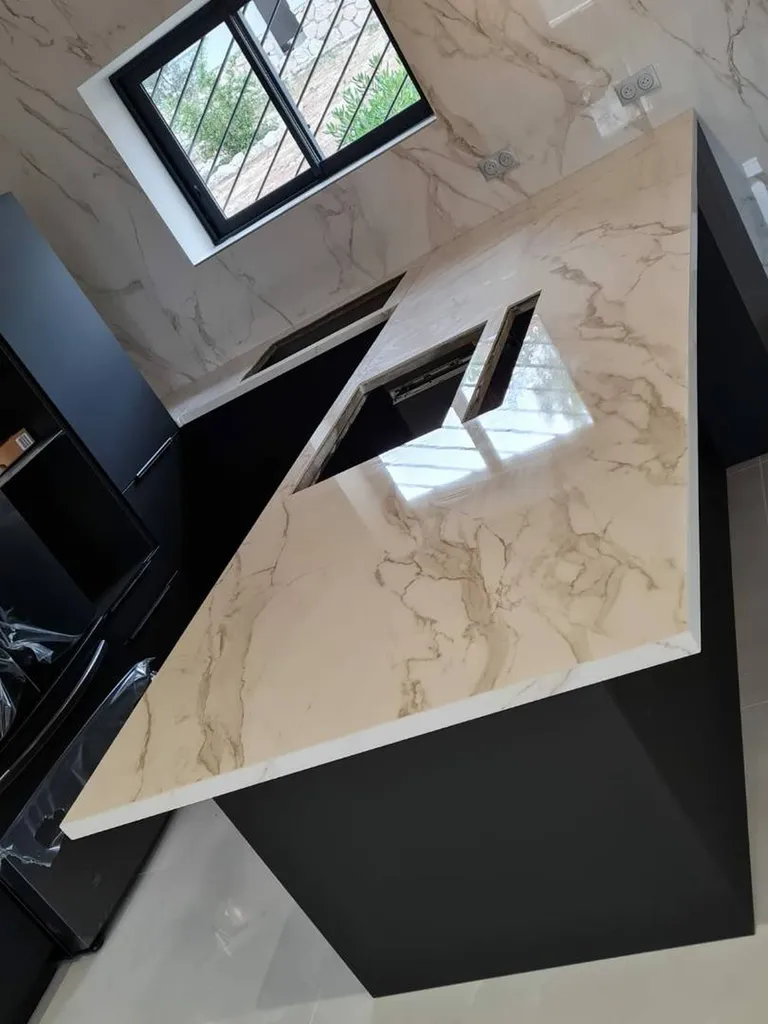 Découpe sur mesure d'un plan de travail pour cuisiniste à Martigues dans les Boûches du Rhone