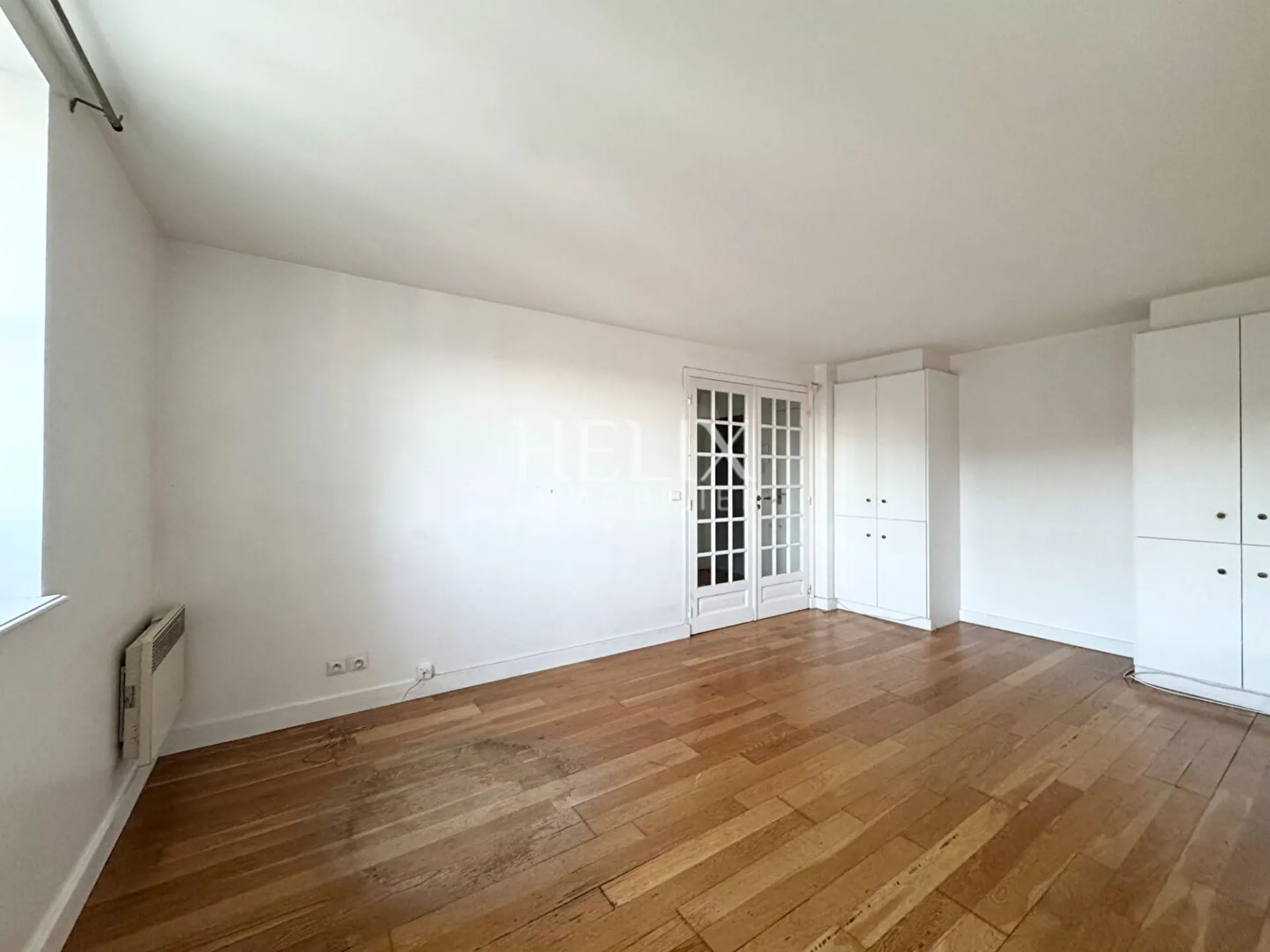 A vendre dans un bel ensemble immobilier du centre de Saint Germain en Laye un appartement deux pièces en dernier étage avec ascenseur