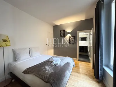 Très bel appartement de 98,14 M2 avec beaucoup de charme situé au coeur du centre ville de Saint-Germain-en-Laye au 2ème étage d'un immeuble ancien extrêmement bien entretenu.