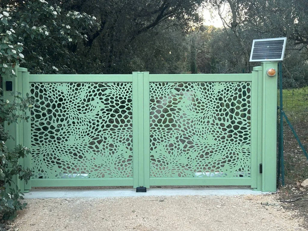 Installation d'un portail 2 vantaux égaux en aluminium de la marque Ouverture S à Saint Saturnin Les Apt
