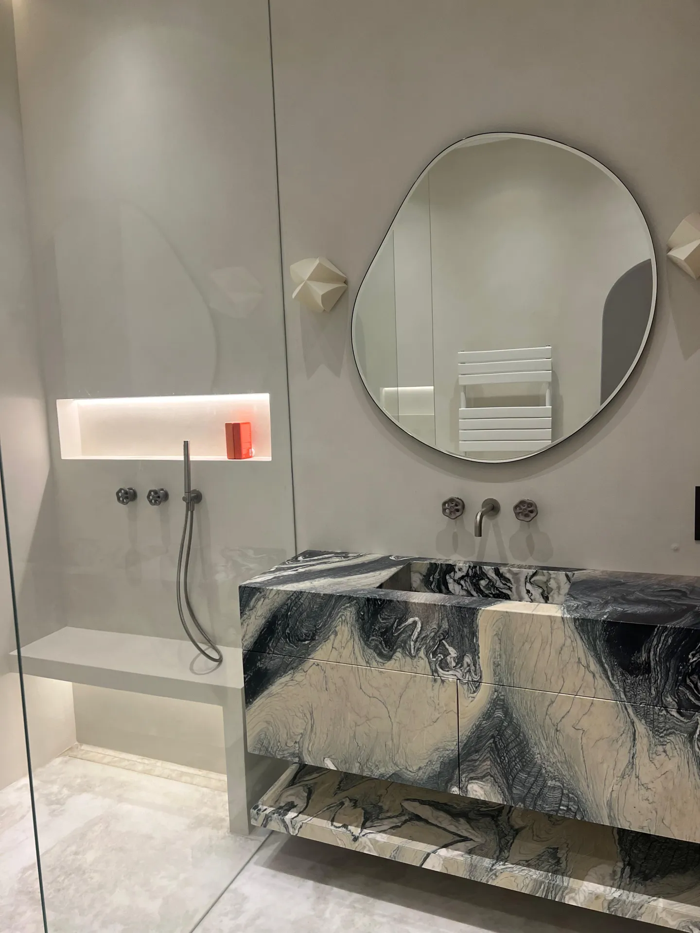 Meuble et vasque de salle de bains habillé de marbre vert