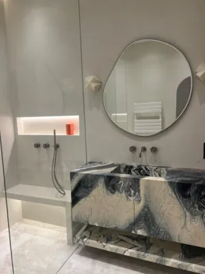 Meuble et vasque de salle de bains habillé de marbre vert