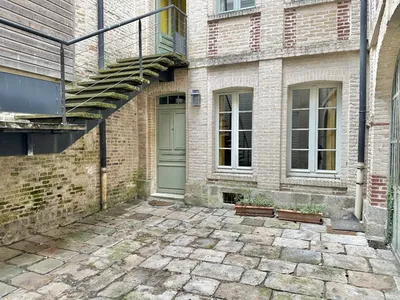 Studio de 36m² au rez-de-chaussée sur cours – Immeuble en brique - Meublé.