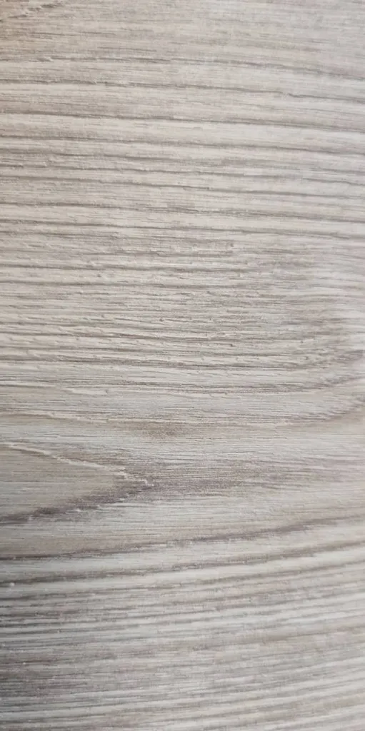 Revêtement imitation bois/3D/chrome pour des surfaces d'entreprise à Tremblay-en-France en région Île-de-France