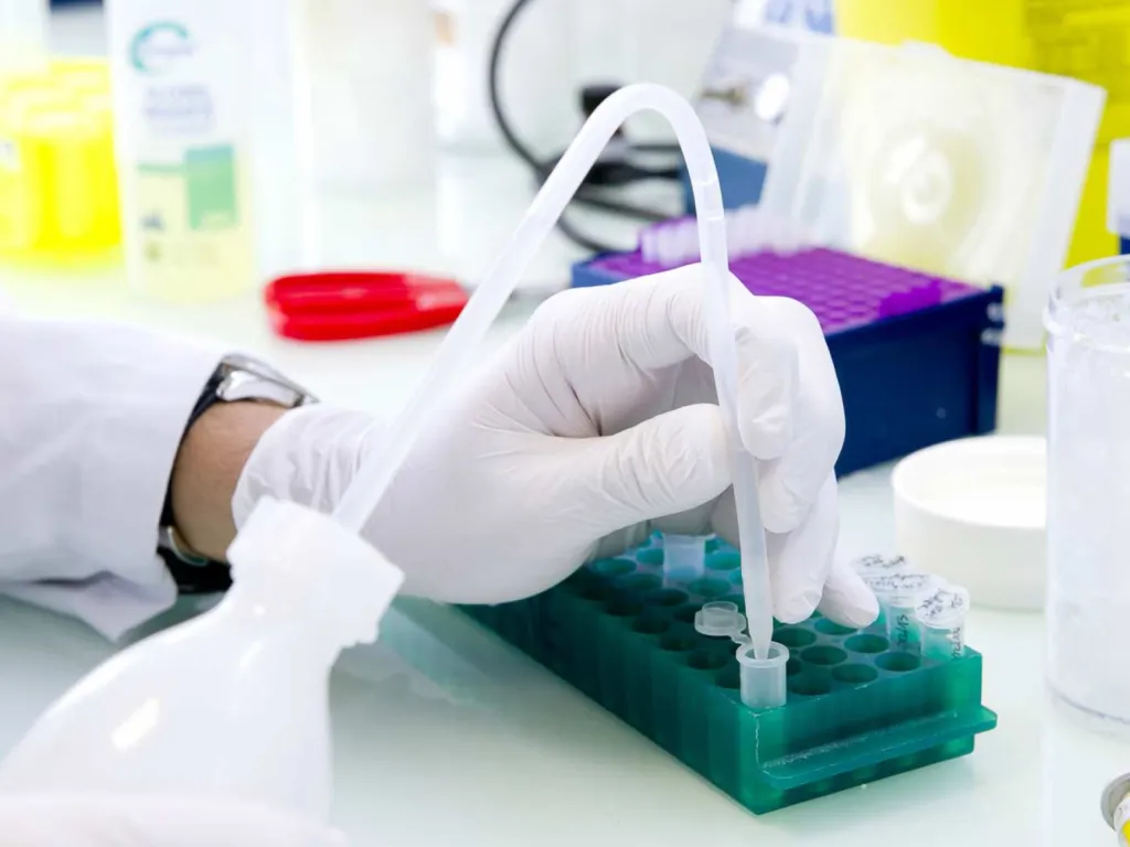 photographe spécialisé pour centre de recherche en santé salle paillasse gros plan sur une manipulation