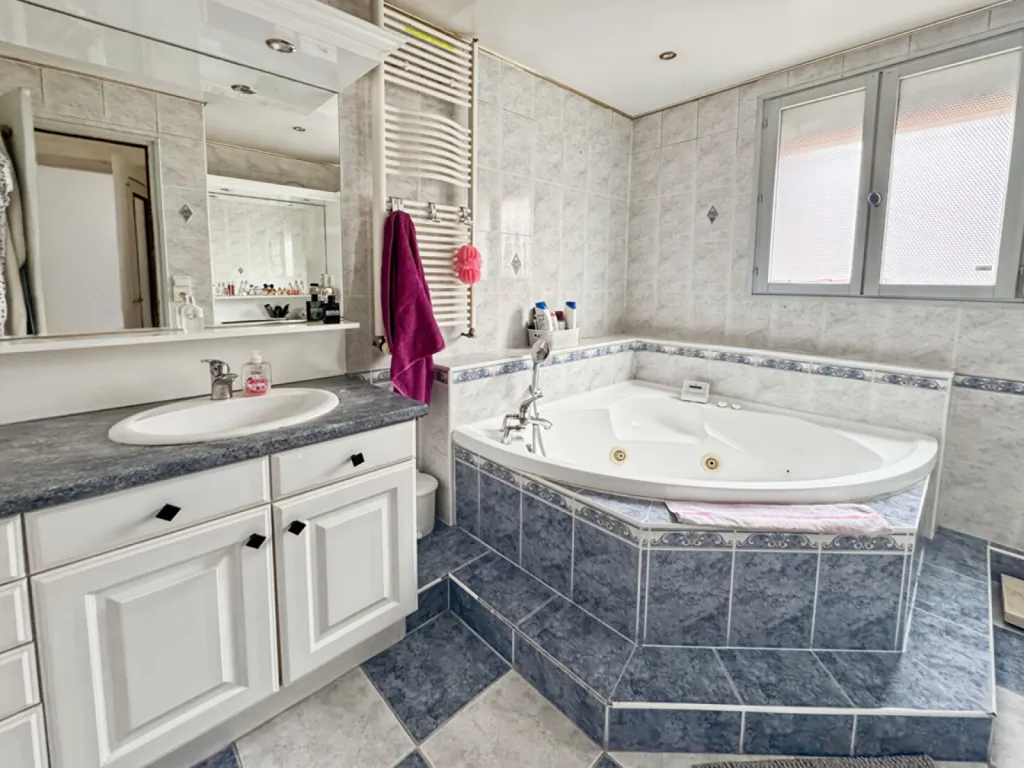 A vendre, maison familiale de 163m² sur un terrain de 263 m² situé à Elbeuf 76500