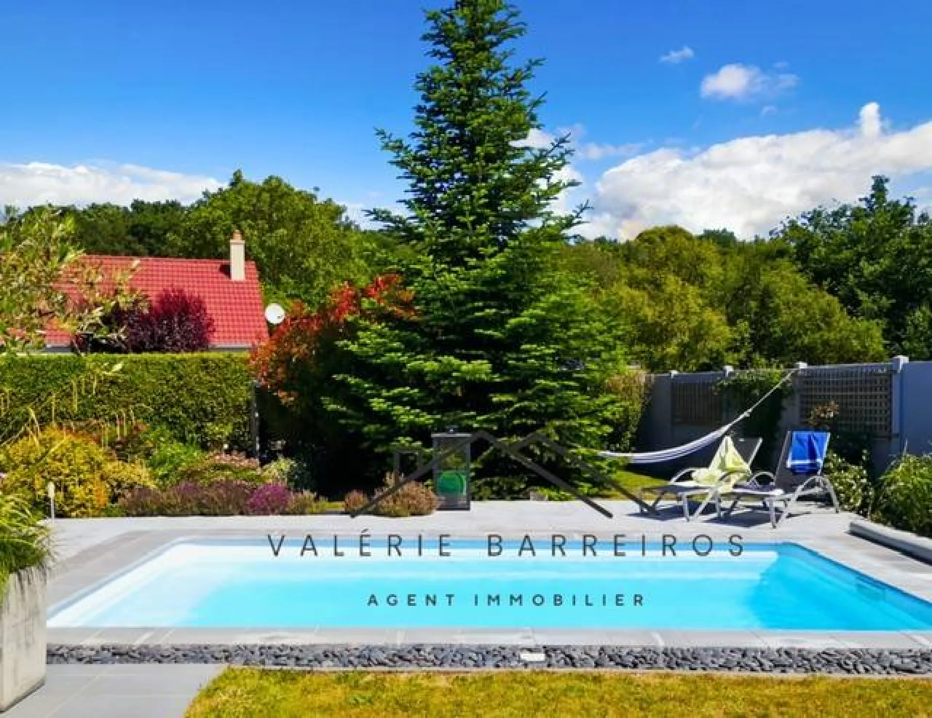 A saisir maison d'architecte de 7 pièces d'une superficie de 195 m² habitables sur un terrain de 1450m2 sur la commune de LA LONDE