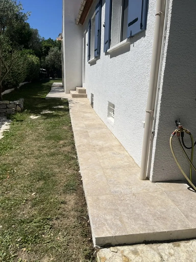 Création d’une allée extérieure avec marches d’escalier et pose de carrelage 60x60 cm à Prades-le-Lez dans l’Hérault
