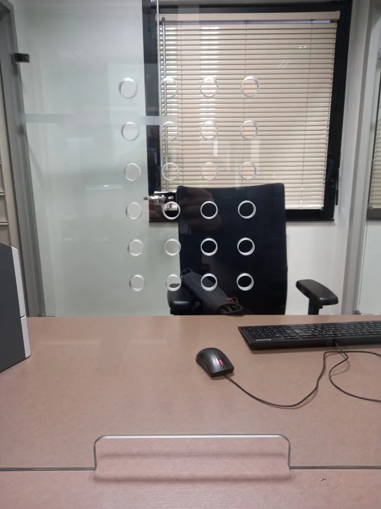 Equipé d'un guichet et d'un parloir