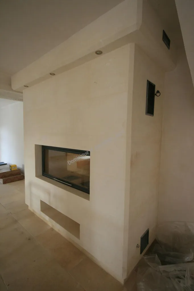 Cheminée en pierre d'Estaillades avec foyer fermé TOTEM