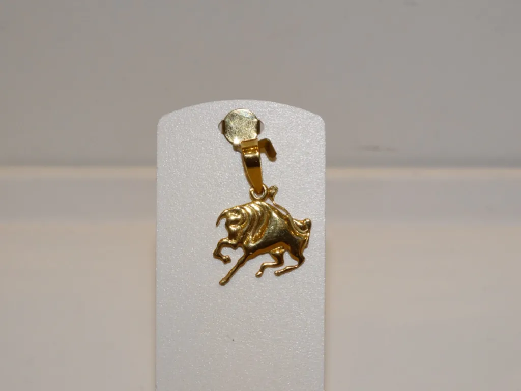 Taureau en or jaune 18 carats.