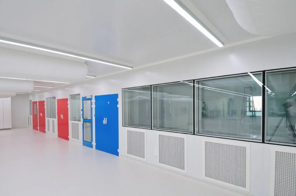 Pose de panneaux portes et châssis pour salle blanche