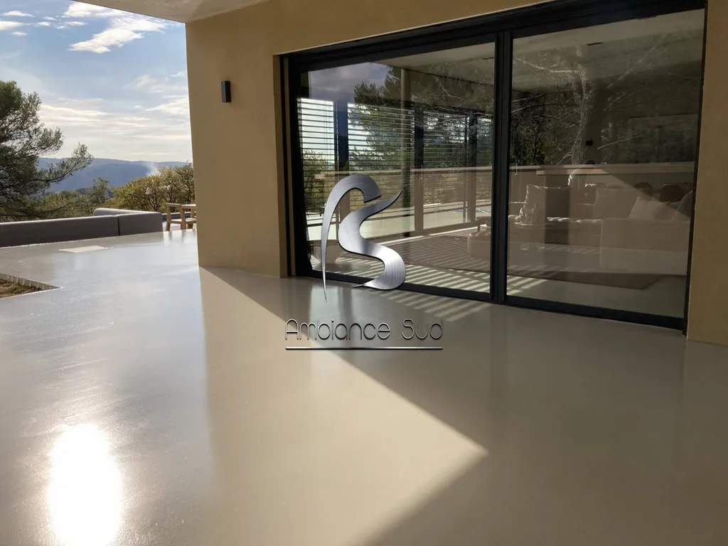 Tarif pour pose de béton ciré extérieur près de Saint Tropez 83 Var