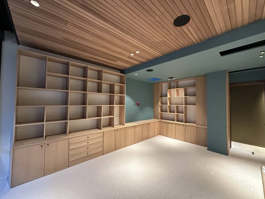 Bibliothèque d'angle posée à Pessac (33)