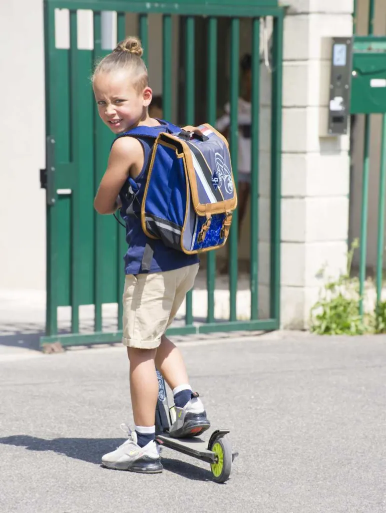 photographe maroquinerie sac scolaire primaire devant l'école