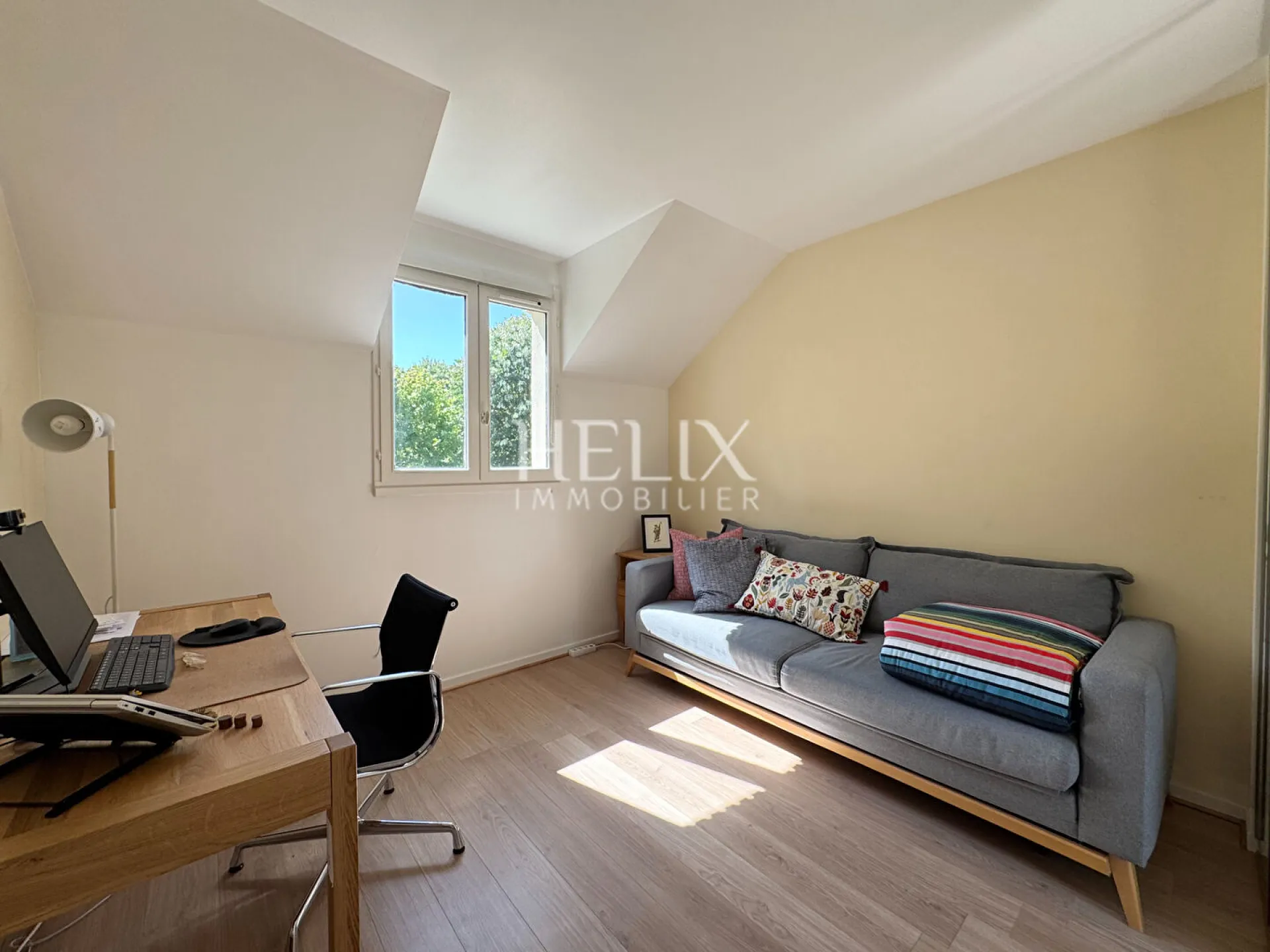 Dans secteur très privilégié de Fourqueux, proche du golf, du Lycée international de Saint -Germain-en-Laye et des accès A13/A14, une jolie maison édifiée sur un terrain de 390 M2.