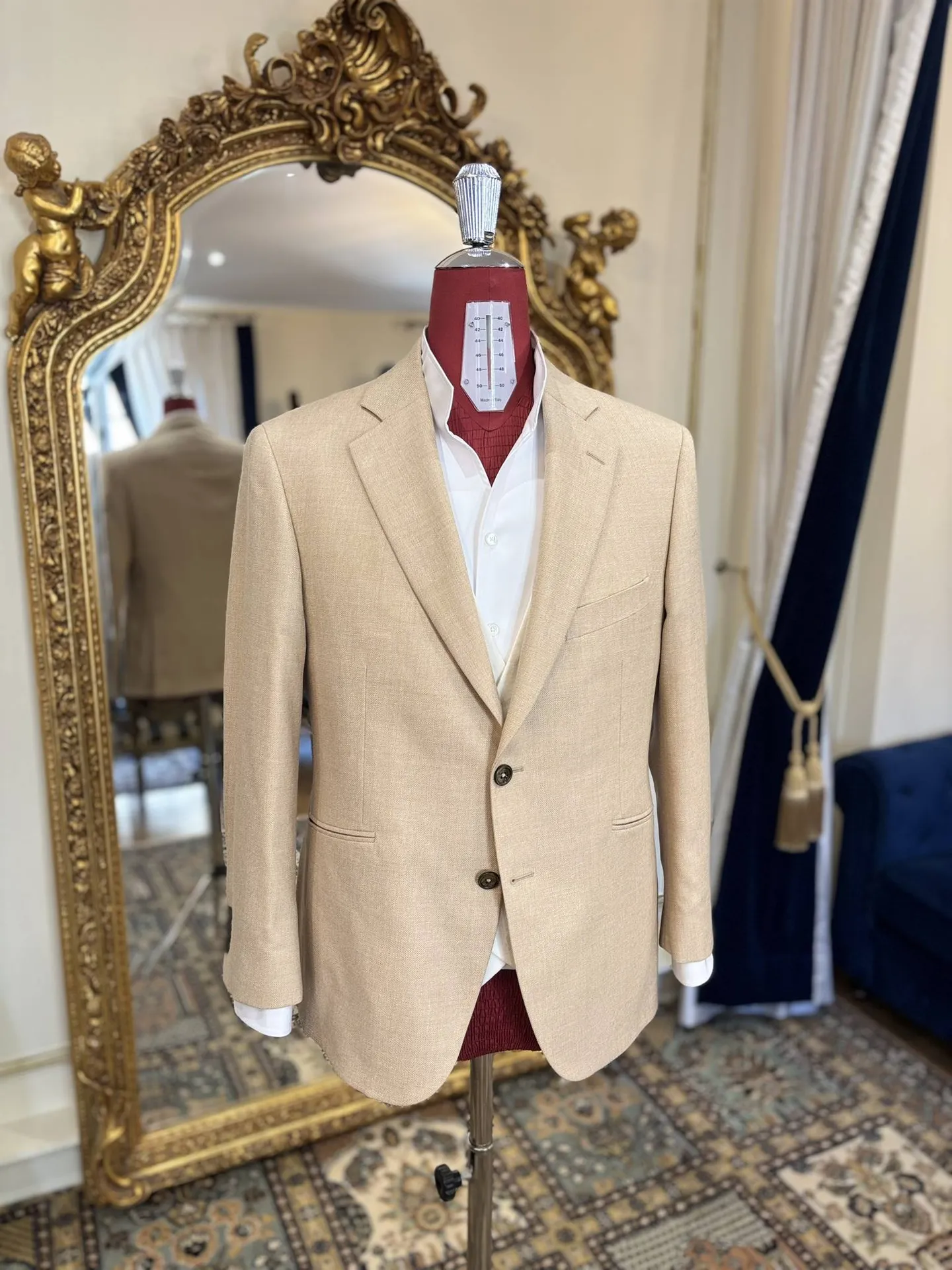 Costume de mariage 3 pièces sur mesure beige doré à Versailles – CARAT élégance