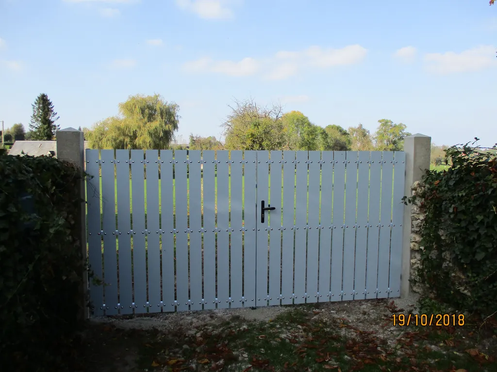 Installation de Portail PVC Battant Classique, Modèle Personnalisable Sans Entretien à Pont-l’Évêque dans le Calvados 14 et Saint-André-d'Hébertot