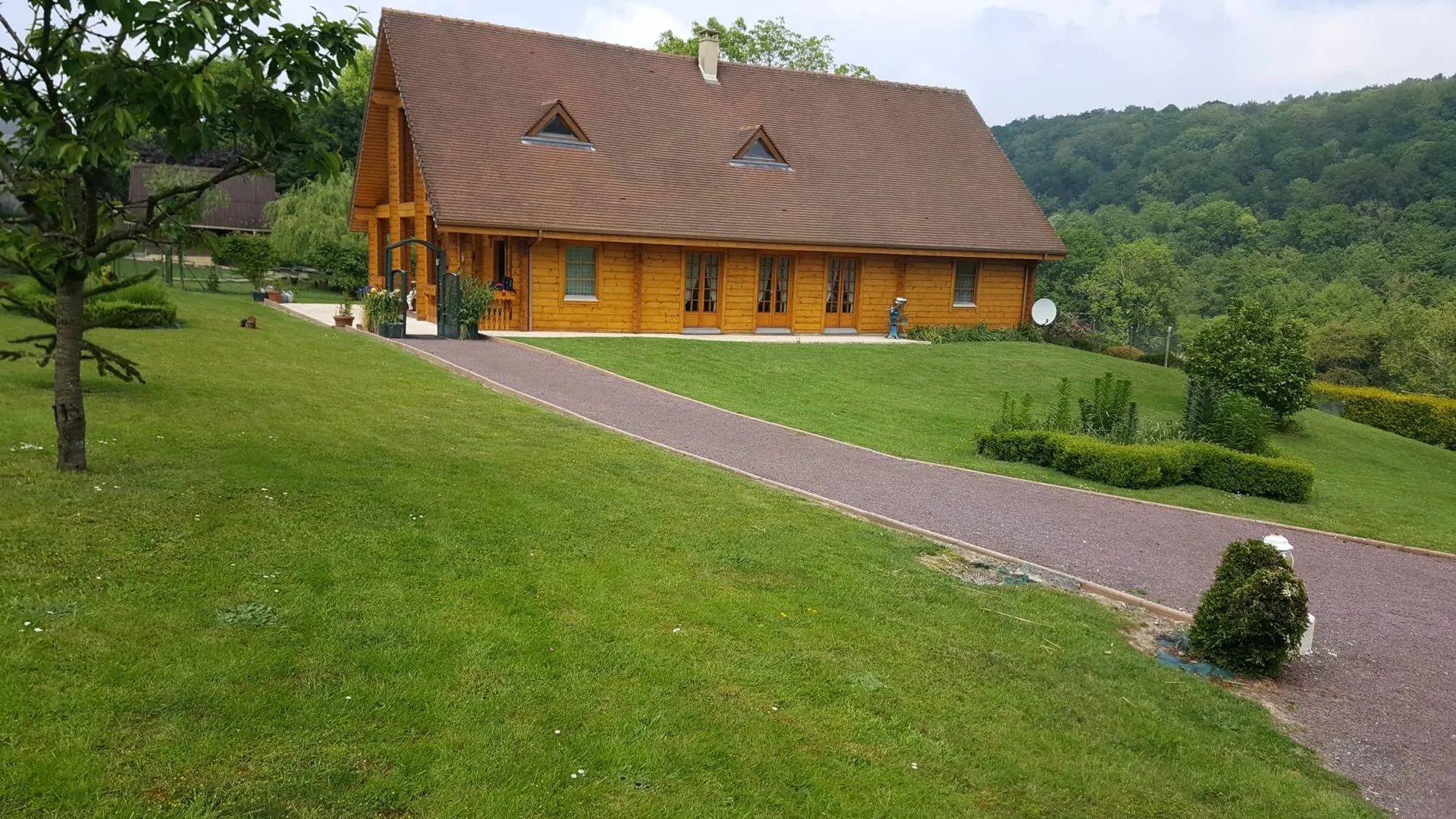 A vendre propriété spacieuse sur plus de 1hectare de terrain à 25minutes de la plage