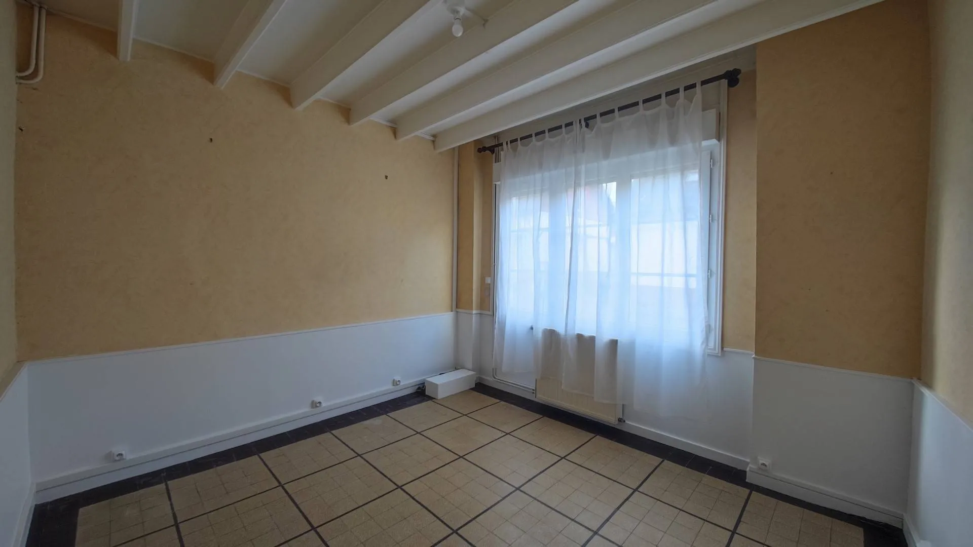 Vends : Chambre Cosy au Rez-de-Chaussée - Profitez d'une chambre confortable au rez-de-chaussée, offrant intimité et tranquillité.