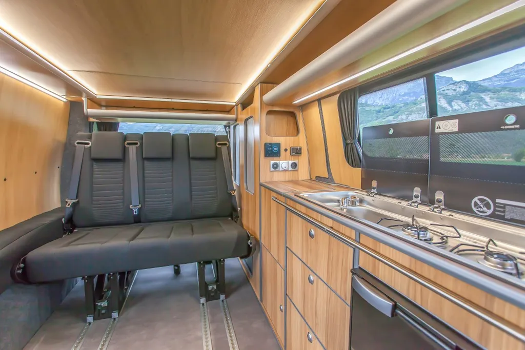 Aménagement intérieur sur-mesure Ford Transit Custom L1H1 Court avec banquette similicuir noir matelassé à Grenoble en Isère