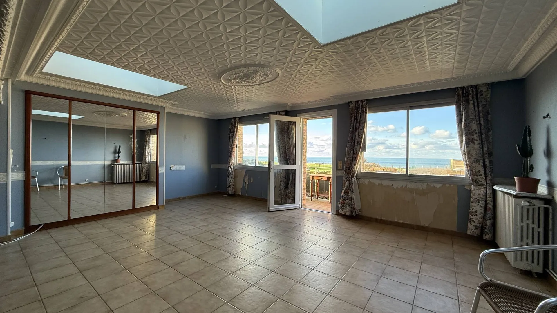 Le bien propose une entrée avec véranda et terrasse, permettant de profiter immédiatement de la vue dégagée sur la mer.