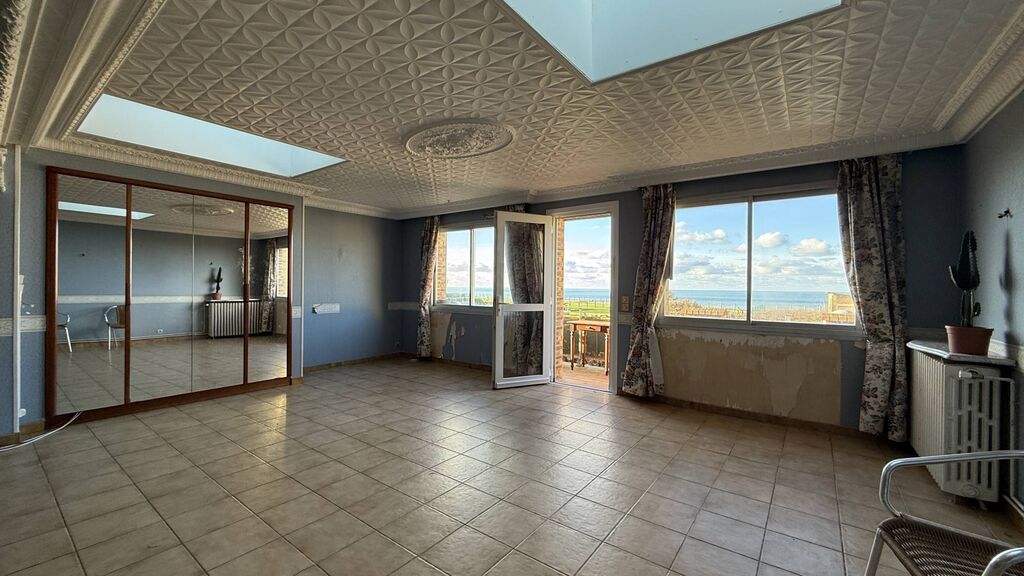 Le bien propose une entrée avec véranda et terrasse, permettant de profiter immédiatement de la vue dégagée sur la mer.