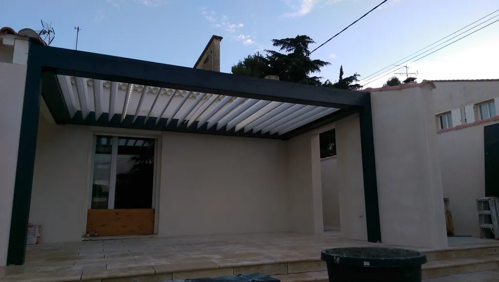Pergola bioclimatique en aluminium posé sur Martigues