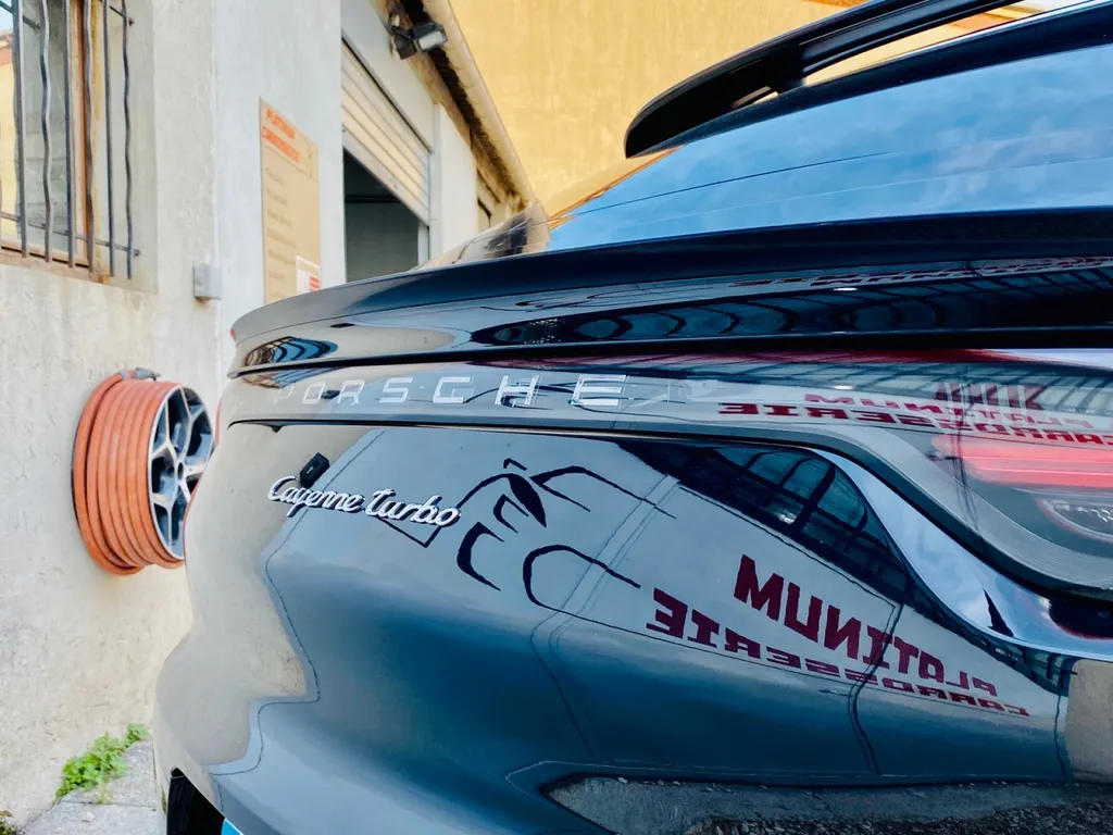 Réparation de carrosserie latérale sur Porsche Cayenne Coupé Turbo à Carnoux – Carrosserie haut de gamme proche de Marseille et Cassis