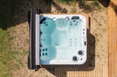Installation d'un spa chauffant 5 places à Milhaud, proche de Nîmes, avec jets de massage dans un jardin. - MCR Piscines et Spas - Gard