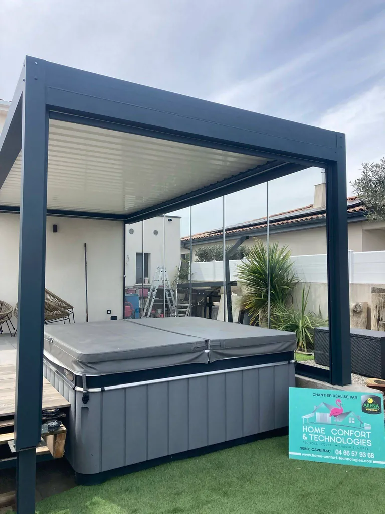 Installation d'une pergola bioclimatique avec mur de verre sur mesure à Mèze dans l'Hérault