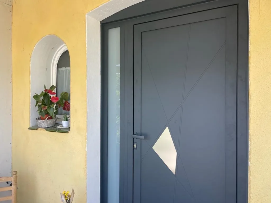 Décoration d’un porche d’entrée et d’une clôture autour d’une piscine à Rivesaltes proche de Perpignan dans les Pyrénées Orientales 