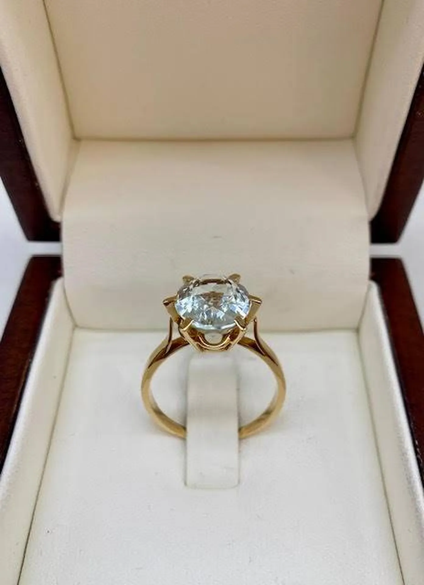 Bleu Horizon: La Bague Aigue-Marine, Trésor de la Bijouterie Or Ligne en dépôt vente