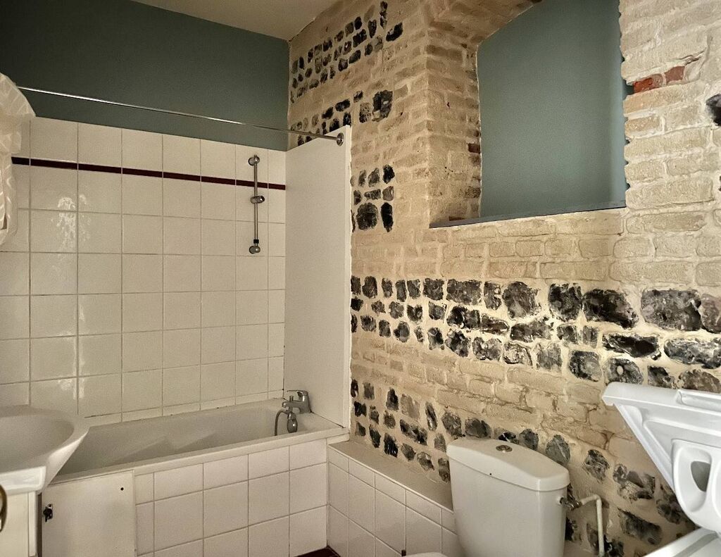 Immeuble en brique - Studio de 36m² au rez-de-chaussée sur cours – Vendu meublé.