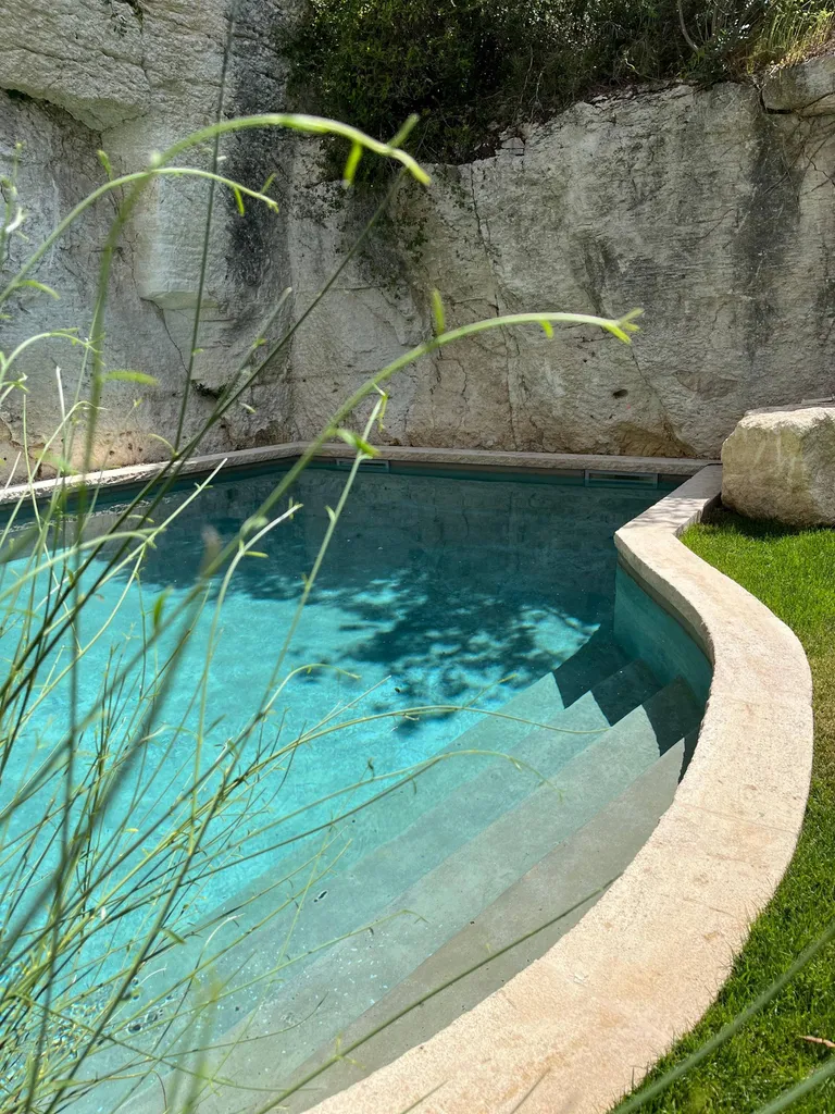 Margelles de piscine en Pierre de Beauval à Maussane