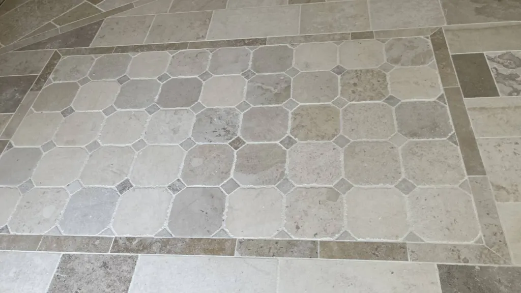 Pierre naturelle de France au 36 rue de Bourgogne à Paris pour carrelage pierre naturelle en extérieur et intérieur.