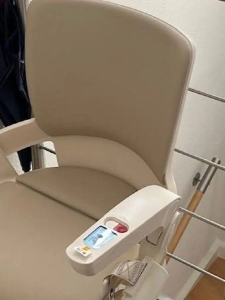 Dernière innovation de ce fauteuil monte-escalier OTOLIFT Smart avec lecture directe d'informations essentielles