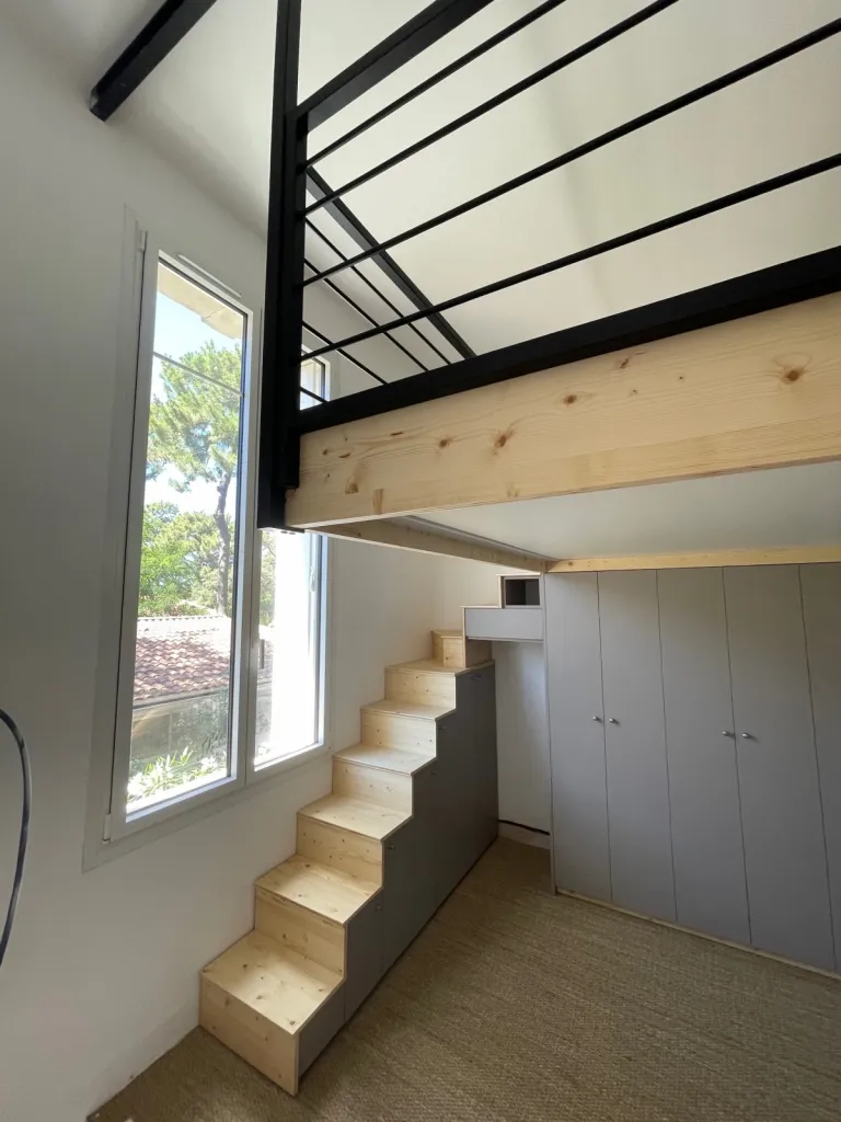  Lit mezzanine avec escalier dans un espace exigu sur Arcachon