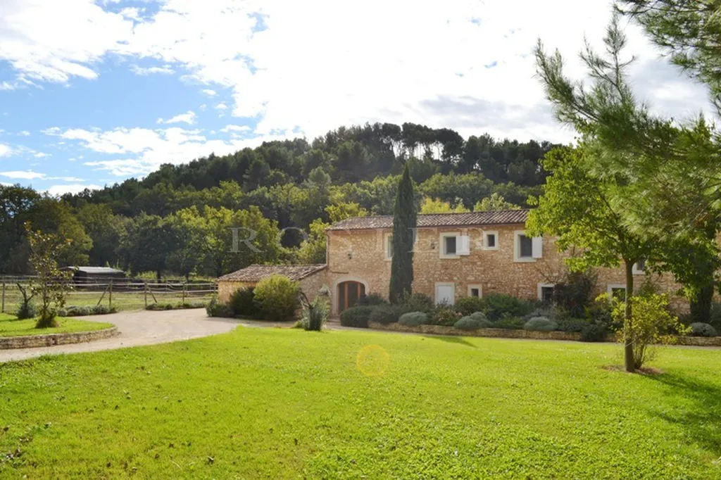A vendre dans le Comtat Venaissin,  propriété composée d'une bergerie rénovée, d'un mazet et d'une maison d'amis,  sur un parc de 9 000 m² avec piscine 