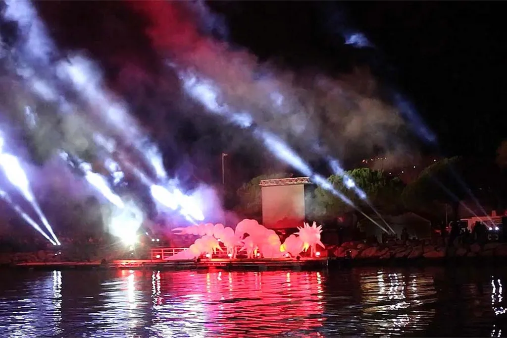 Spectacle pyrotechnique et aquatique Hommes poussières d'étoiles à cannes