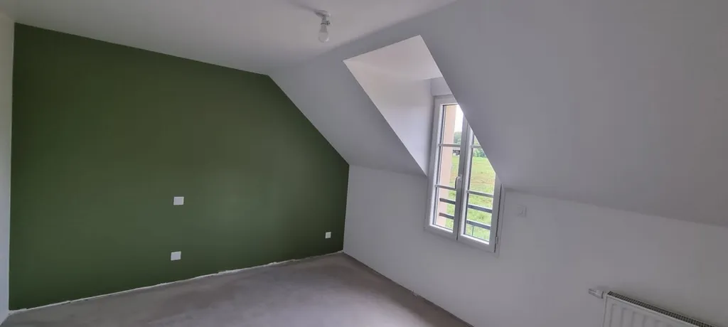 Chantier de peinture finition blanche veloutée au pistolet dans une maison avec quelques murs de couleur, peinture de sol, lasure teintée et vitrificateur dans l'Ouest Parisien(95).
