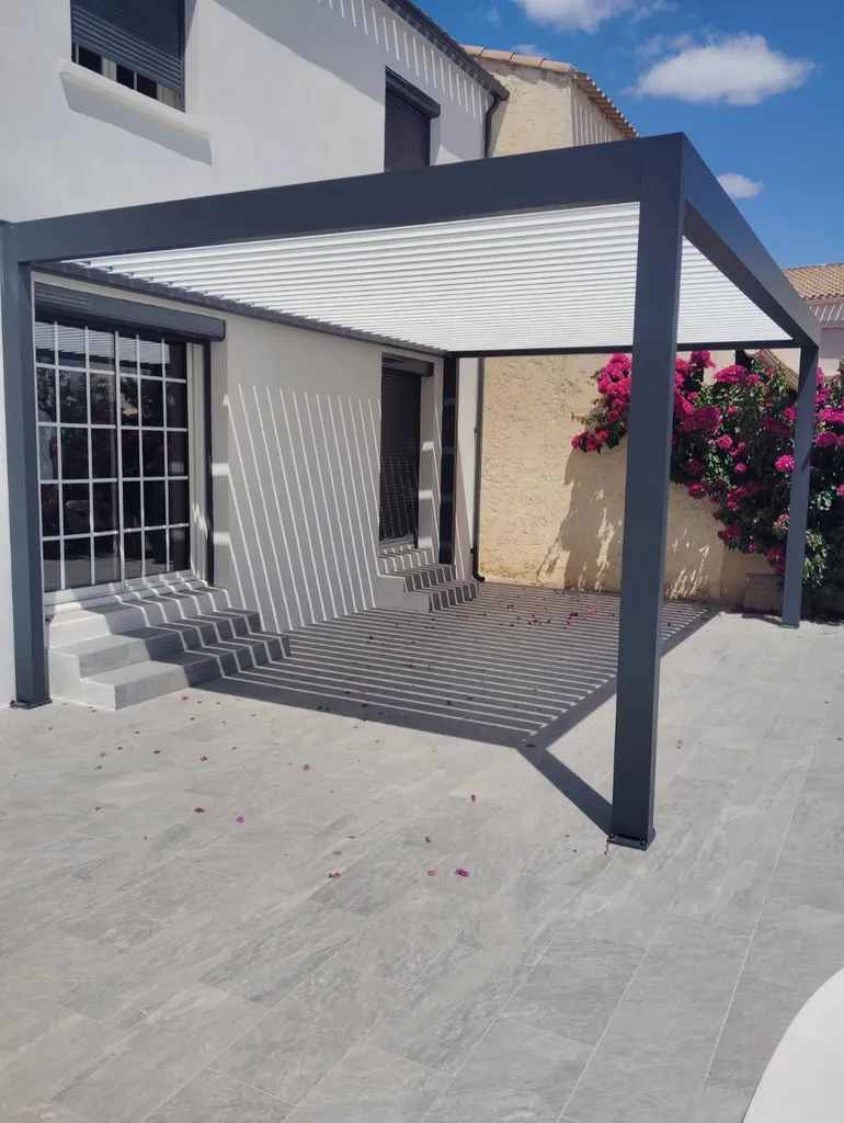 Mise en place d'une Pergola Bioclimatique Marquises modèle IZI sur Sausset Les Pins