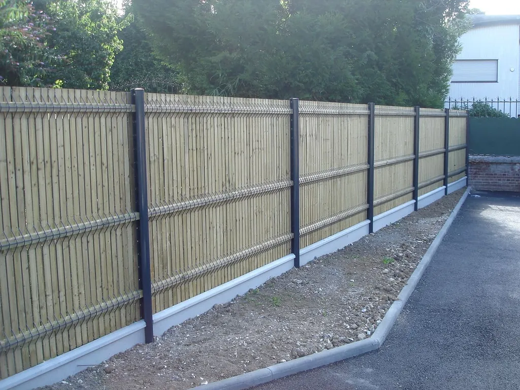 Installation de Clôture occultante mixte acier et bois, lames en bois et Poteaux métalliques à Lieurey dans l'Eure 27 et ses Alentours