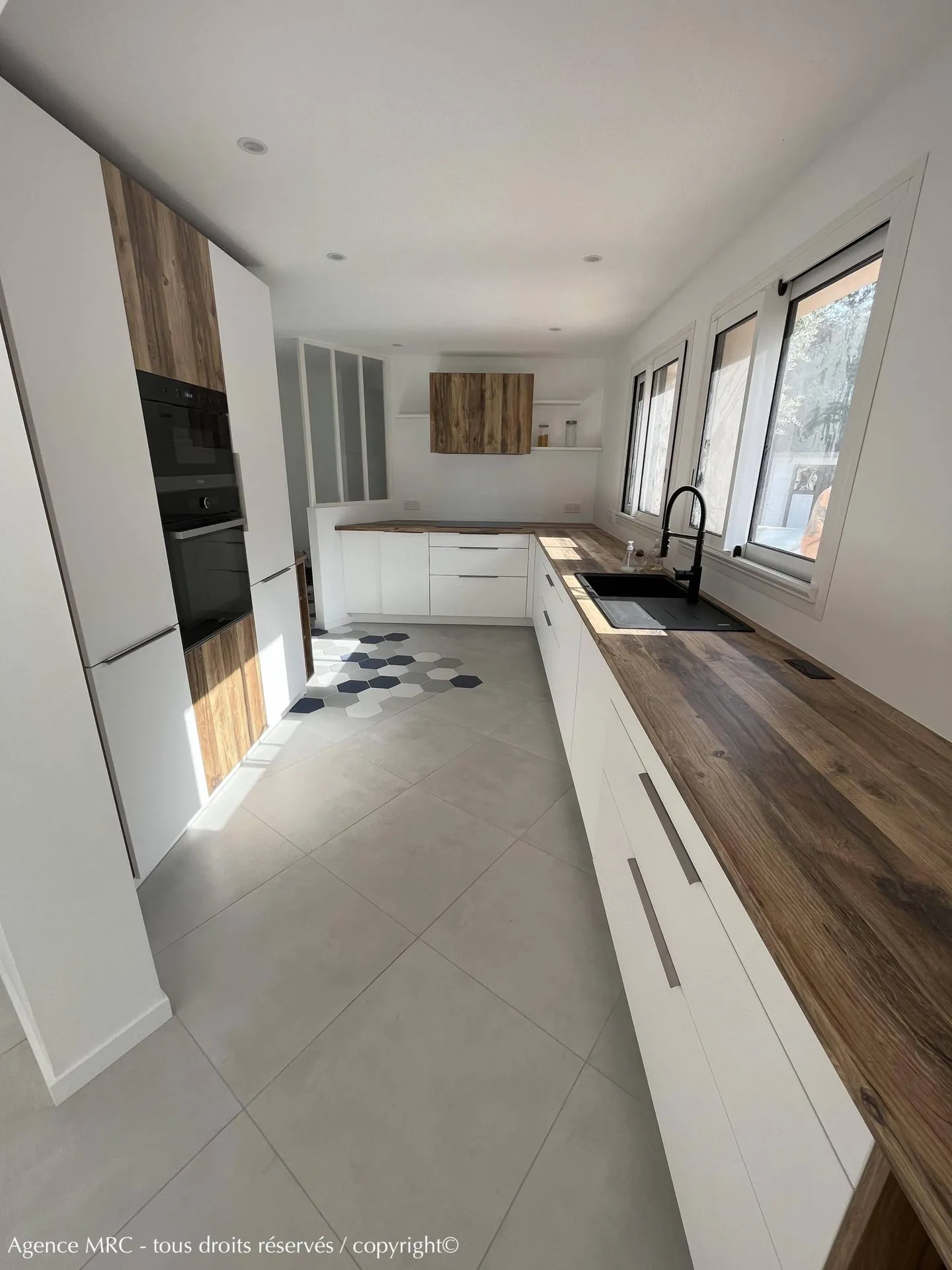 Architecte d’intérieur pour rénovation appartement T3 à Marseille 13009 cuisine grise tomette